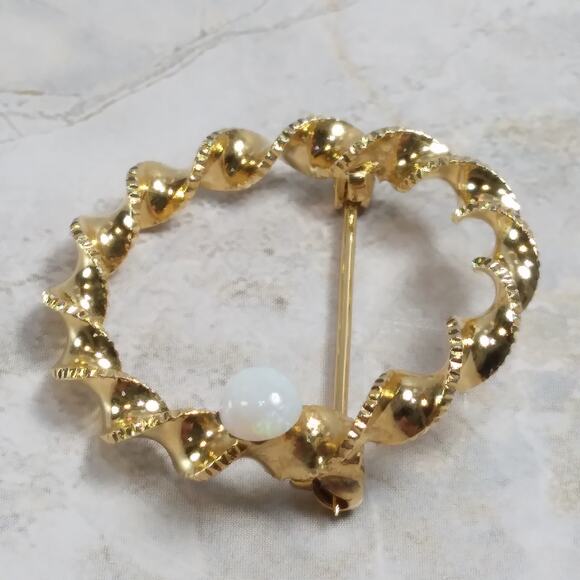 Beautiful Twisted Gold Tone Circle Brooch w/ Faux Opal Pearl Accent Vtg 90s Y2k - Picture 4 of 8